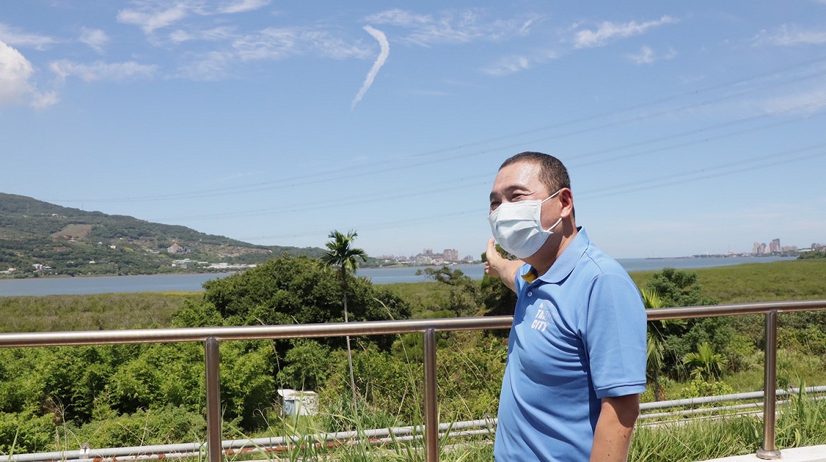 侯友宜站在紅樹林捷運站前遠眺淡北道路預計施工地點，感慨拖了26年的淡水救命道路中央終於核定。 圖：新北市工務局提供