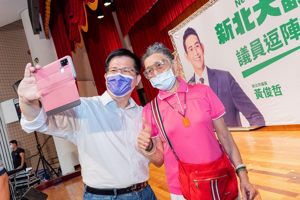 民進黨新北市長參選人林佳龍今晚出席新北市議員黃俊哲所舉辦的「新北大翻新，議員逗陣拚」系列座談會。 圖：林佳龍競選辦公室提供