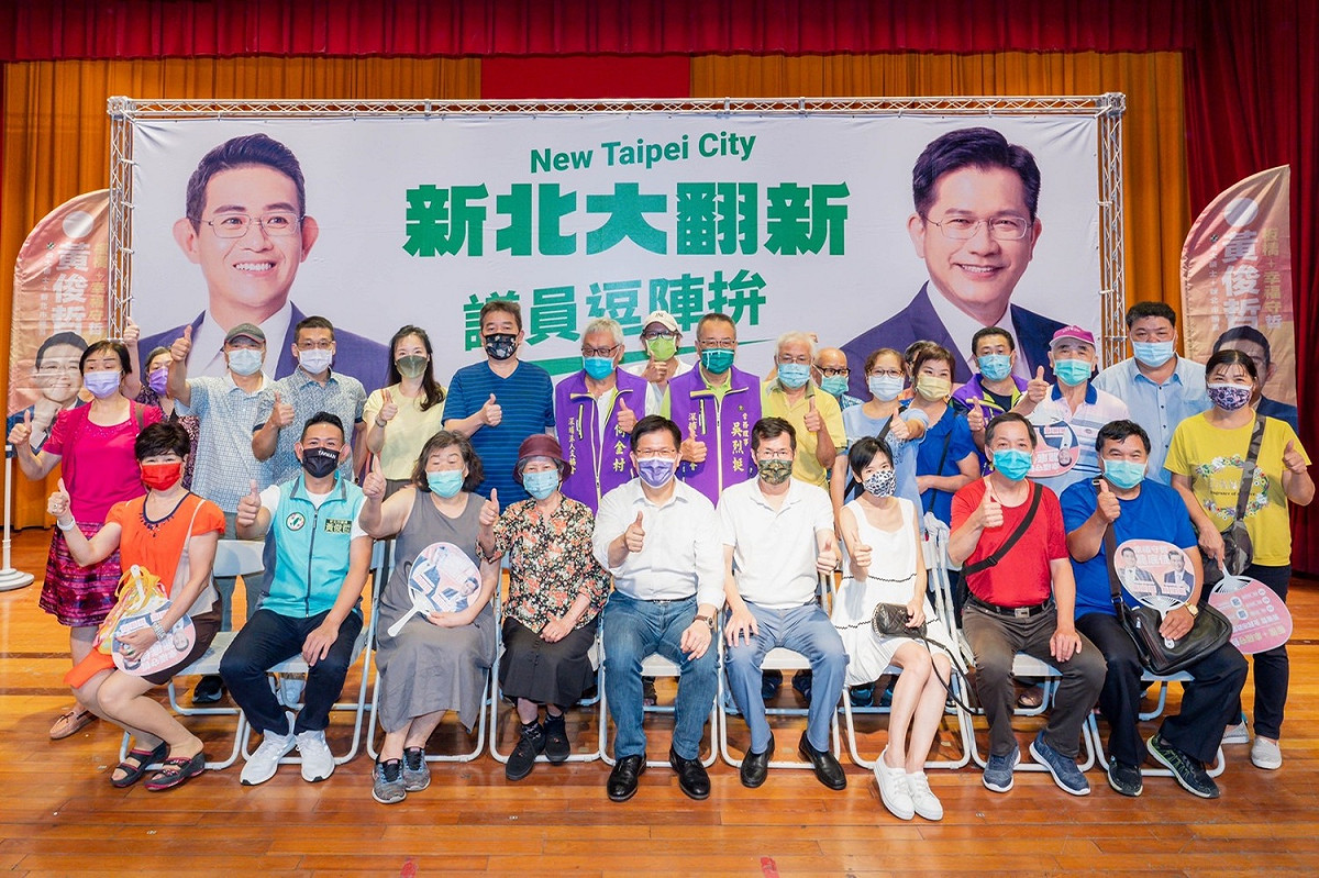 板橋在地立委羅致政、張宏陸現身致詞力挺外，在父親節週末，林佳龍的母親也驚喜現身，默默在台下為兒子加油打氣。 圖：林佳龍競選辦公室提供