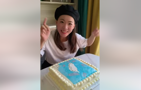 小粉紅玻璃心的「台灣表妹」李喬昕收到一份中國粉絲送來的禮物，是一個畫有中國宣稱將對台軍演地圖的造型蛋糕。