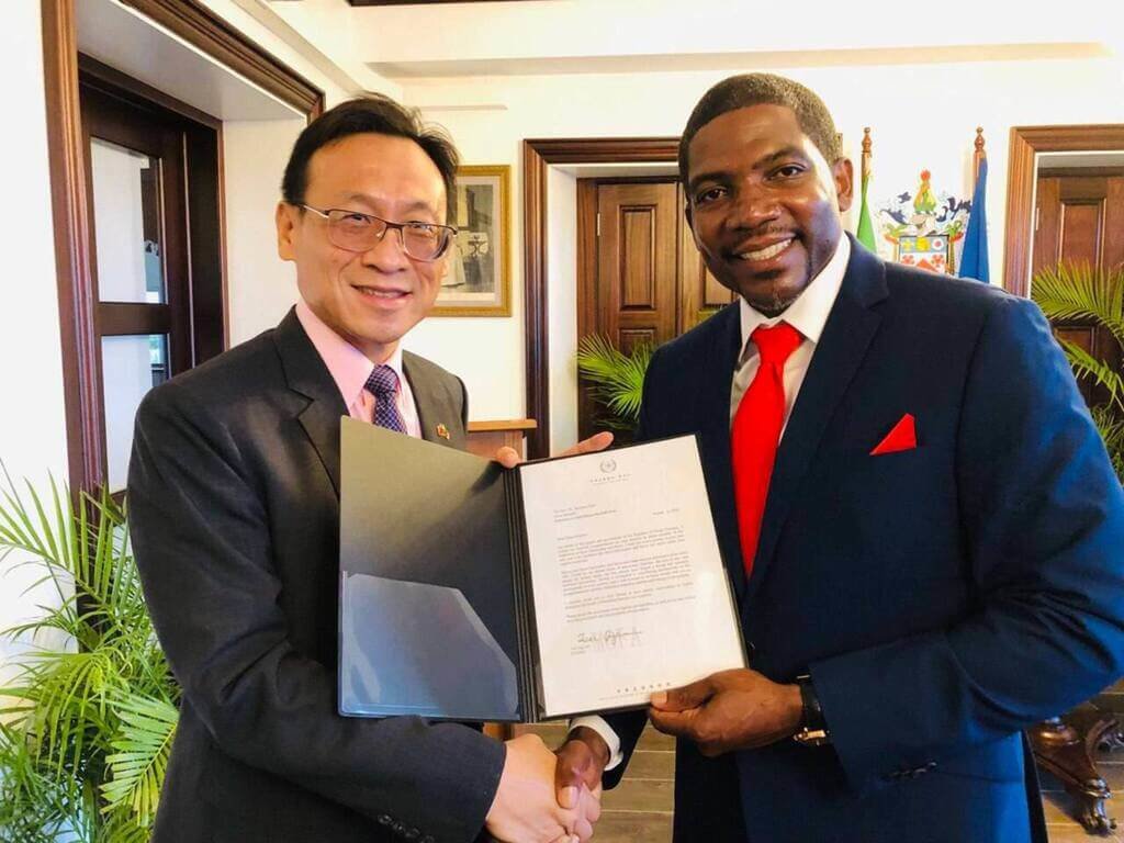 駐聖克里斯多福及尼維斯大使林昭宏（左）代表蔡總統及政府向克國新任總理德魯（右）致賀並轉致蔡總統賀函。 圖外交部提供