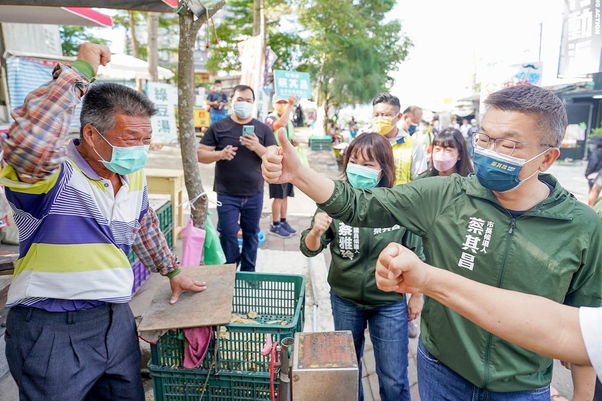蔡其昌到大坑步道拜票，祝大家父親節快樂。 蔡其昌競選總部/提供
