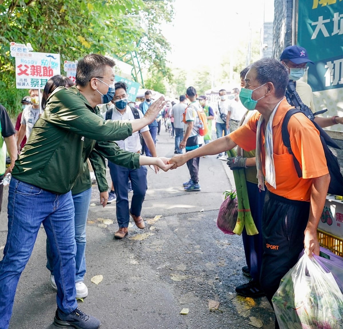 蔡其昌到大坑步道拜票，祝大家父親節快樂。 蔡其昌競選總部/提供