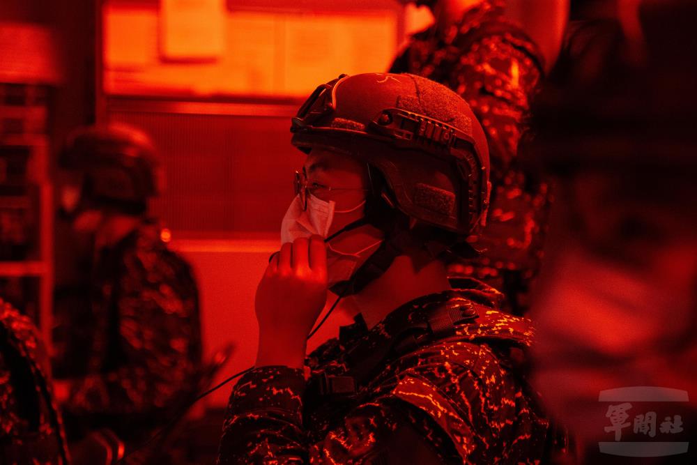 海軍海鋒大隊官兵監察台海周邊情況。 圖：翻攝自軍聞社
