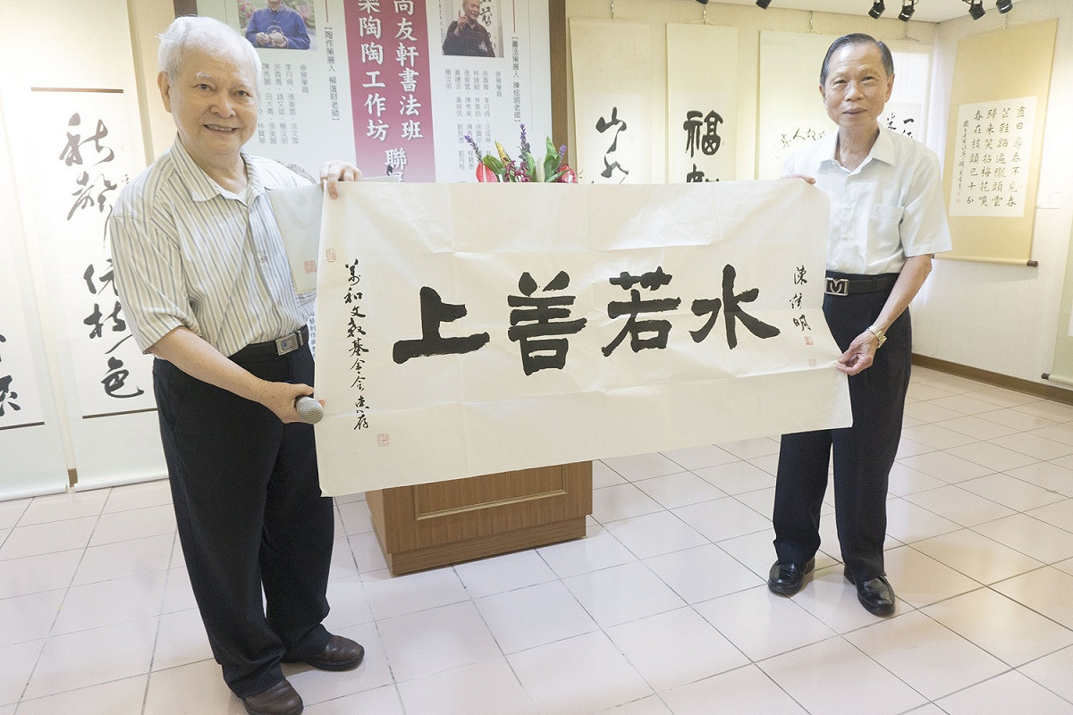 陳炫明教授贈送「上善若水」墨寶，感謝萬和宮和萬和文教基金會。 萬和宮/提供