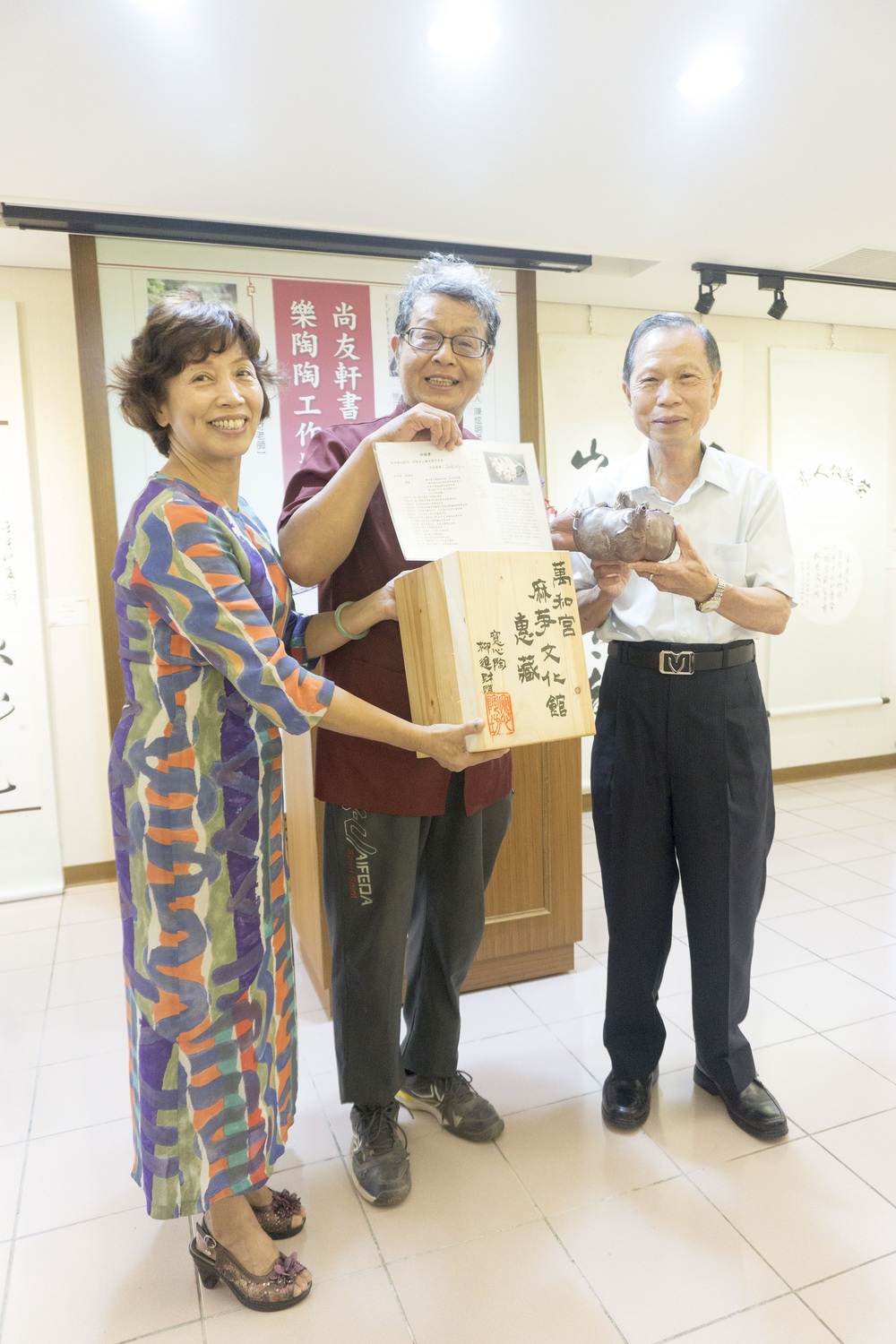 柳大師親自製作珍貴的「大南瓜壼」，贈送萬和宮典藏，蕭董事長歡喜接受。 萬和宮/提供