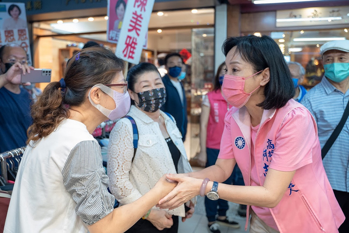 柯志恩(右)假日勤走基層拜票。 圖：柯志恩競辦提供