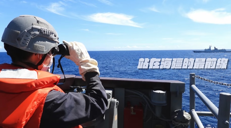 「中華民國」海軍馬公軍艦於我東部海域近距監控中共馬鞍山號艦與各型艦艇。 圖：翻攝自國防部發言人