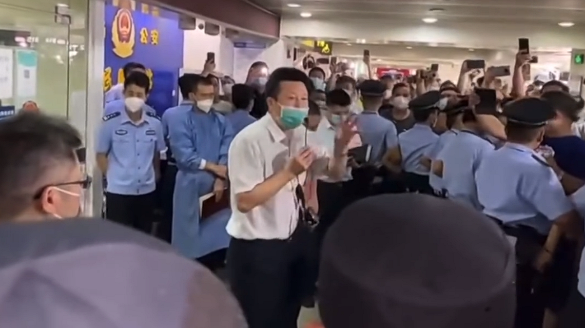 8萬多名遊客滯留海南三亞，副市長親自到機場安撫民眾，表示會免費安排入住酒店，免費提供食宿，卻遭遊客打臉。