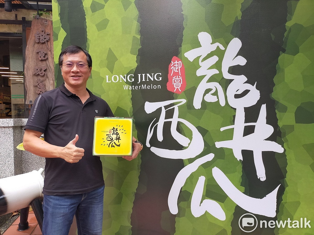 西瓜是龍井的特產，農會設計了特殊的包裝。 唐復年/攝