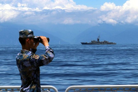 解放軍昨（6）日公布軍演相關照片，花蓮海岸線和和平電廠隱約可見，遭質疑是P圖。