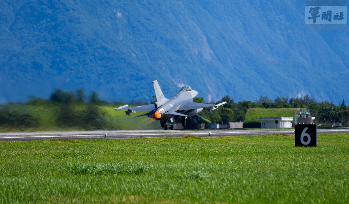 空軍第五戰術混合聯隊，以F-16V戰機持續執行巡弋任務的實際行動。 圖：軍聞社提供
