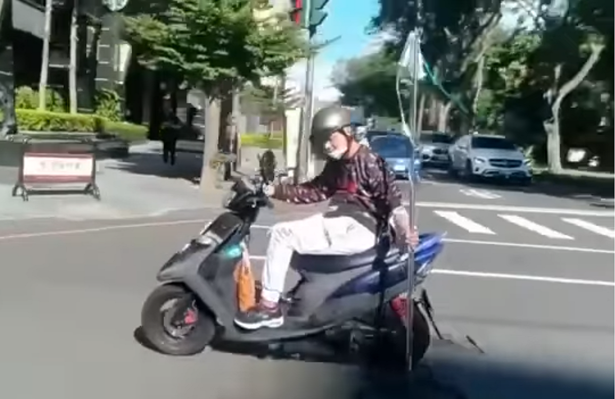 台中一名機車騎士竟吊著點滴騎車。 圖：翻攝自爆廢公社