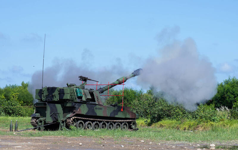 國軍第五作戰重砲射擊。 圖：陸軍第十軍團提供