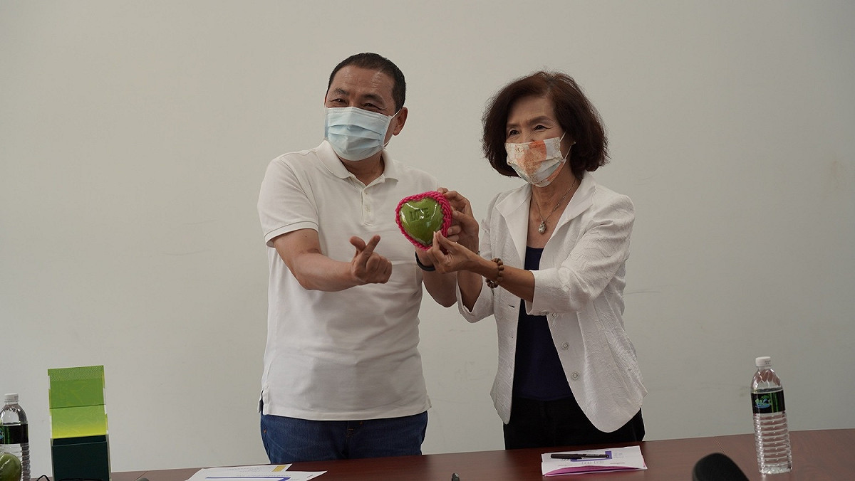 新北市長侯友宜致贈特製文旦，新北市文旦柚即將進入盛產期，歡迎大家一起支持在地小農。 圖：新北市經發局提供