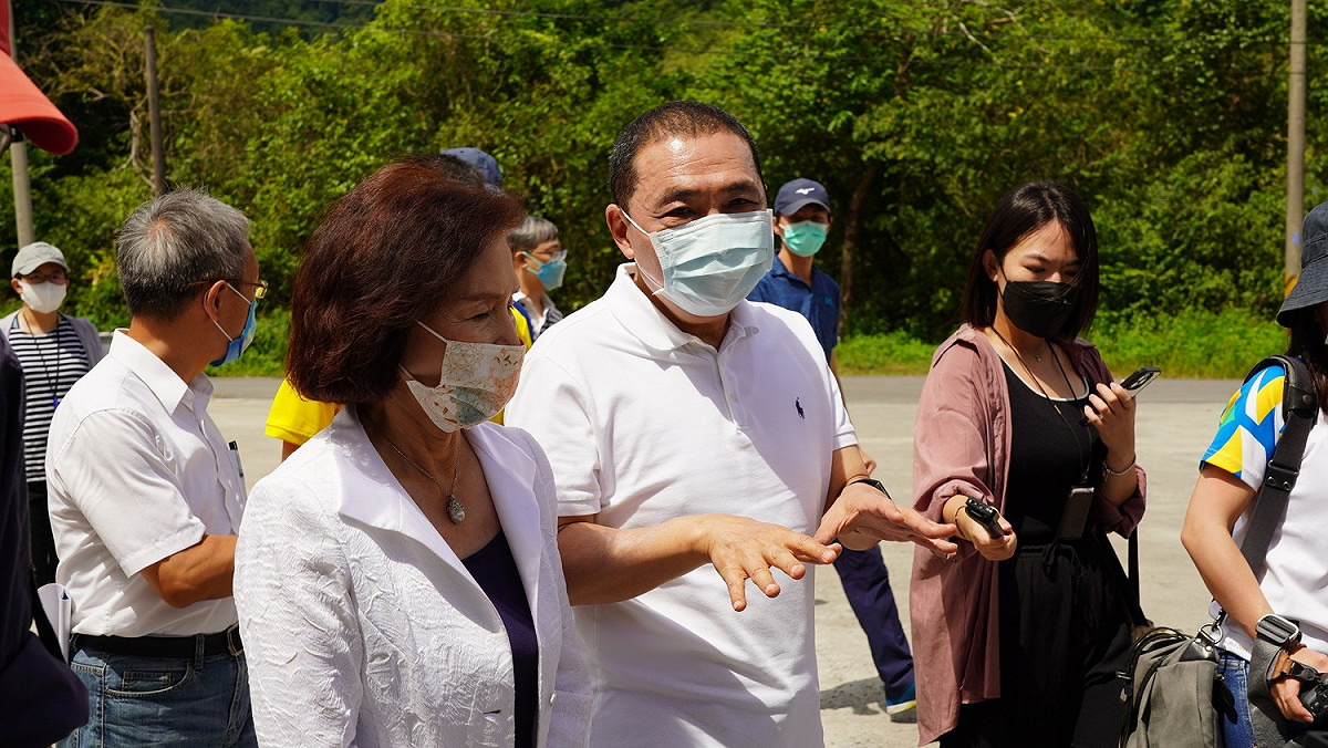 宜蘭縣長林姿妙（左）針對宜蘭再生能源及農業推動經驗，與新北市政府進行分享及交流，盼攜手邁向北台區域共榮。 圖：新北市經發局提供