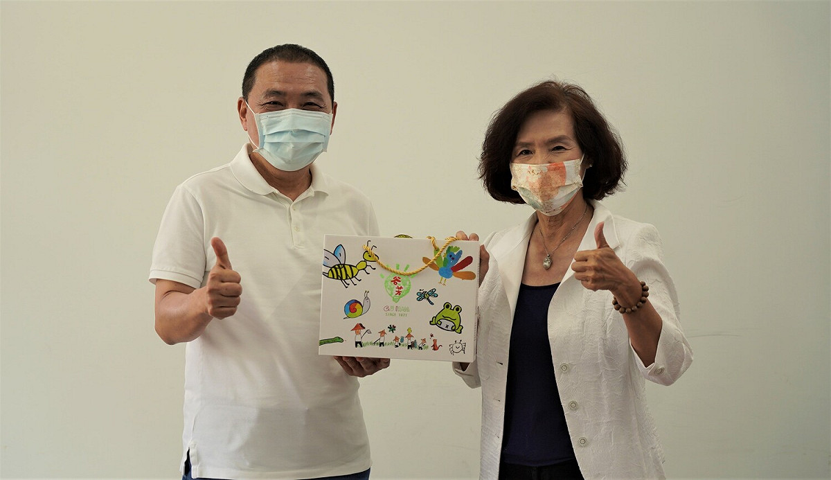 新北市長侯友宜致贈新北知名伴手禮谷芳茶葉禮盒予宜蘭縣長林姿妙。 圖：新北市經發局提供