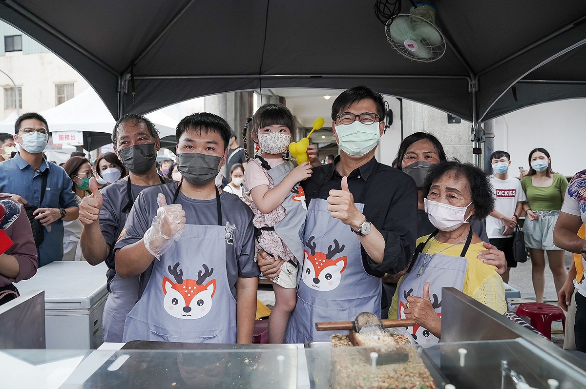 陳其邁(右二)客串一日店長。 圖：高雄市觀光局提供
