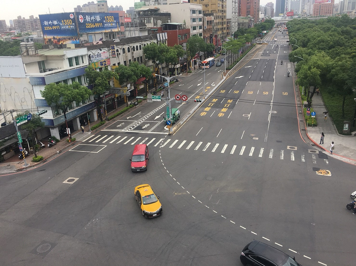 板橋區文化路與民權路口改善前。 圖：新北市交通局提供