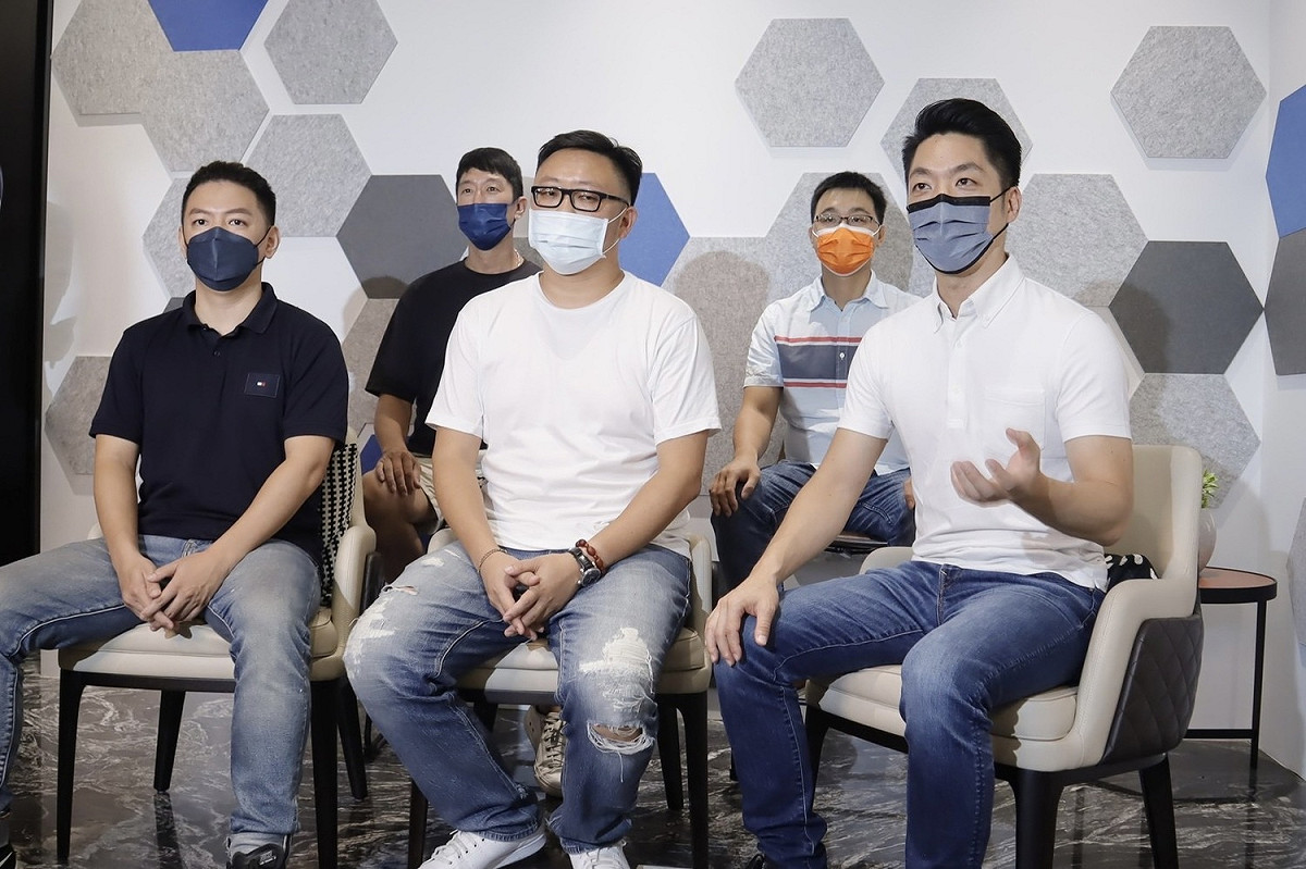 國民黨台北市長參選人蔣萬安（圖右）主持廣播節目。 圖：蔣萬安辦公室/提供