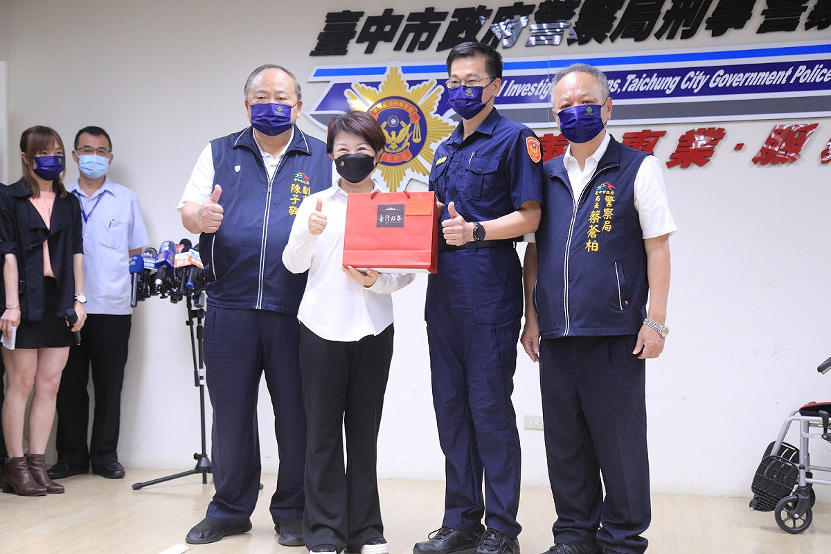 盧秀燕出院後第一個公開行程，到市刑大記者會頒獎。 台中市政府/提供