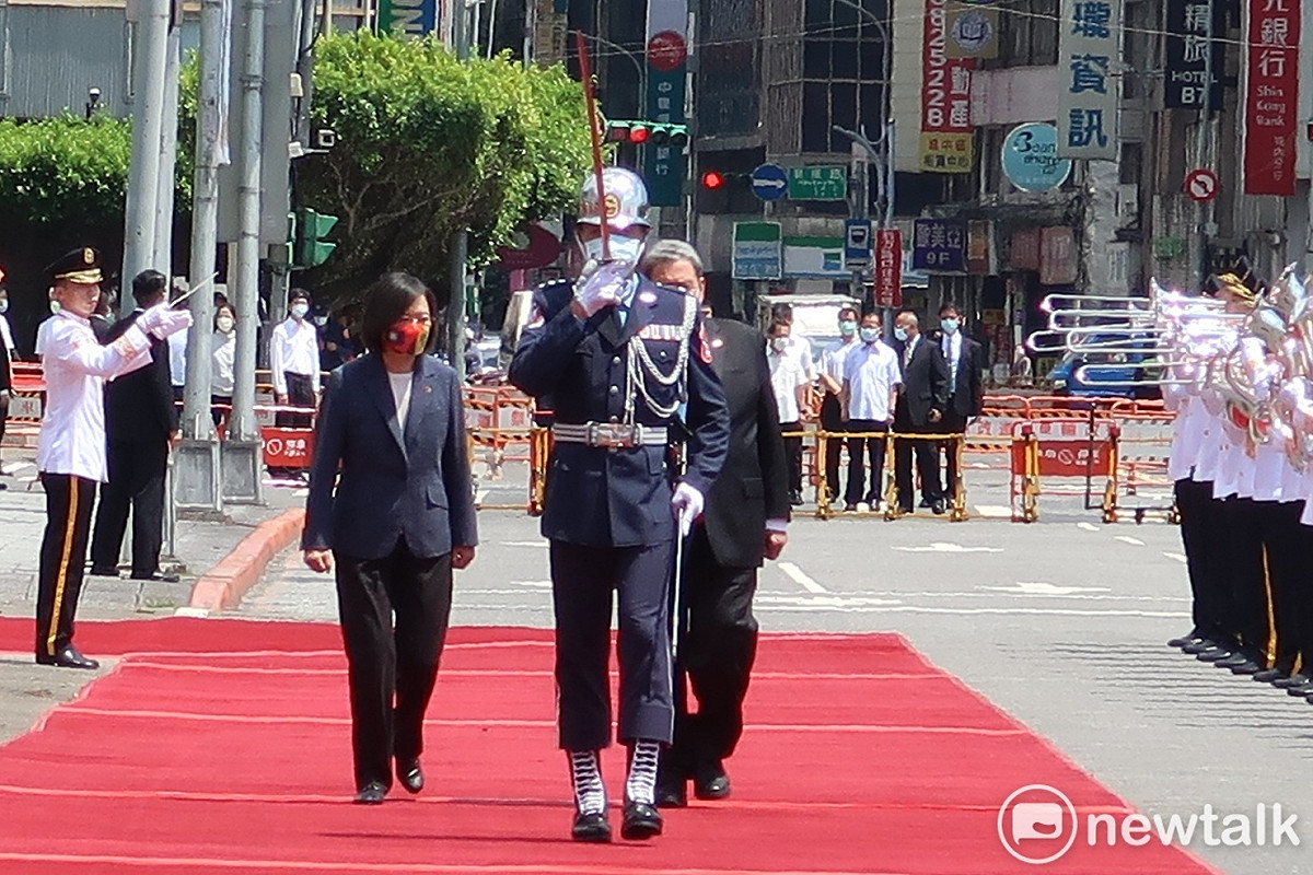 總統蔡英文8日上午在總統府前廣場主持軍禮歡迎聖文森及格瑞那丁總理龔薩福 圖：林朝億/攝