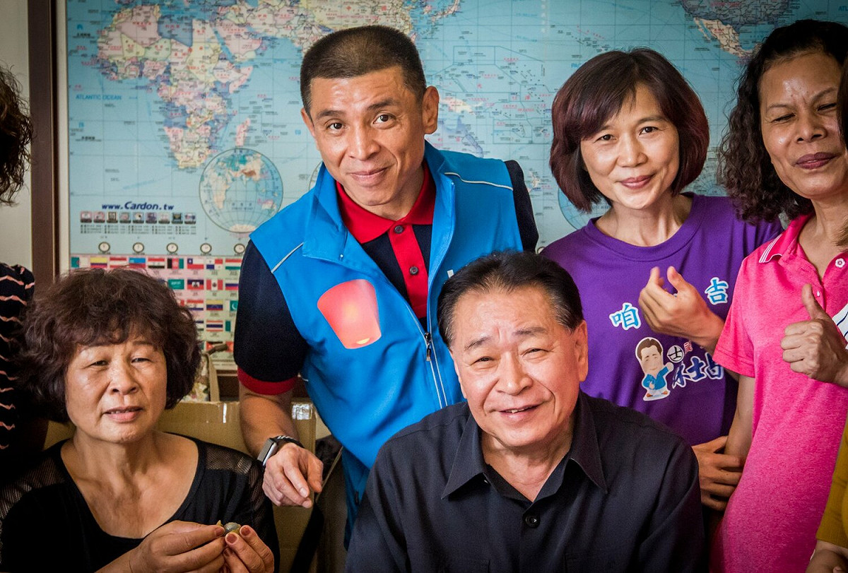 林孟令（後排左一）4年前接下父親林士昌（前排右）的棒子，今天宣布只再選一次，但「不掛黨不退黨」。 取自林孟令臉書
