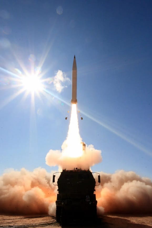 M142「海馬斯」(HIMARS)高機動火箭砲系統發射「精準打擊飛彈」(Precision Strike Missile，PrSM)。 圖：翻攝U.S. Army LRPF官網
