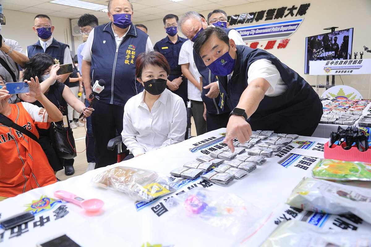 盧秀燕坐輪椅出席記者會，市警局的建議標題包括「有案必破！盧秀燕坐輪椅慰勉中警護治安」。 台中市政府/提供