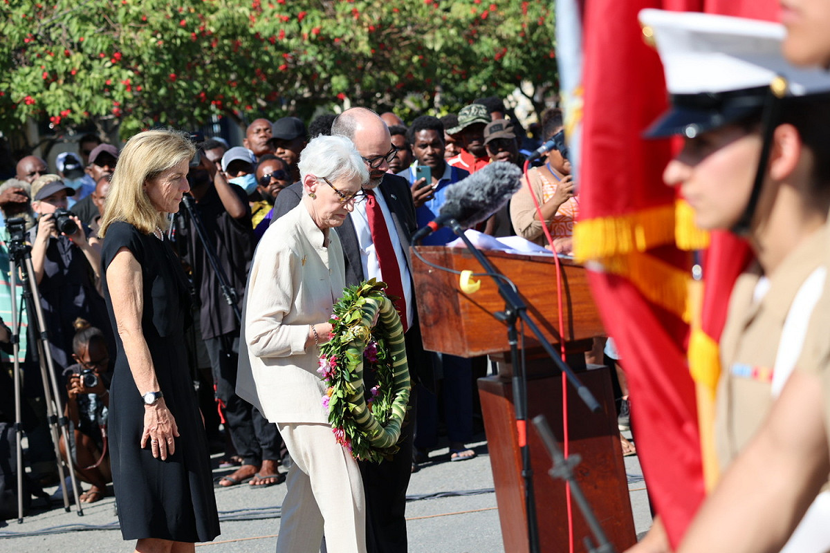 美國副國務卿謝爾曼（Wendy Sherman）出席索羅門群島瓜達卡納島戰役（Battle of Guadalcanal）80 週年紀念活動，索羅門總理未出席。 圖:翻攝自謝爾曼推特 Wendy R. Sherman (@DeputySecState)