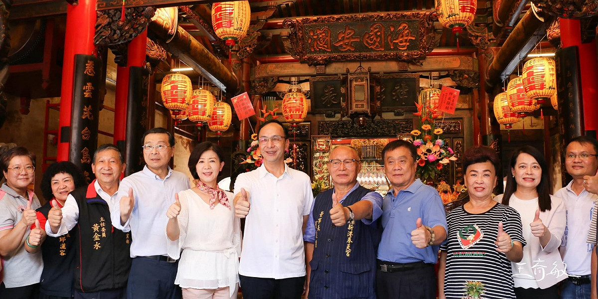國民黨主席朱立倫今與嘉義縣長參選人王育敏等人，到新港奉天宮參拜。 圖：擷取自王育敏臉書