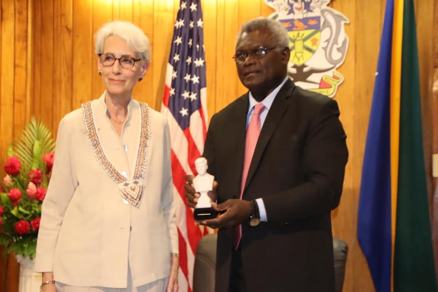 美國副國務卿謝爾曼（Wendy Sherman,左） 與索羅門總理索加瓦雷( Manasseh Sogavare ,右)。 圖:翻攝自謝爾曼推特 Wendy R. Sherman (@DeputySecState)