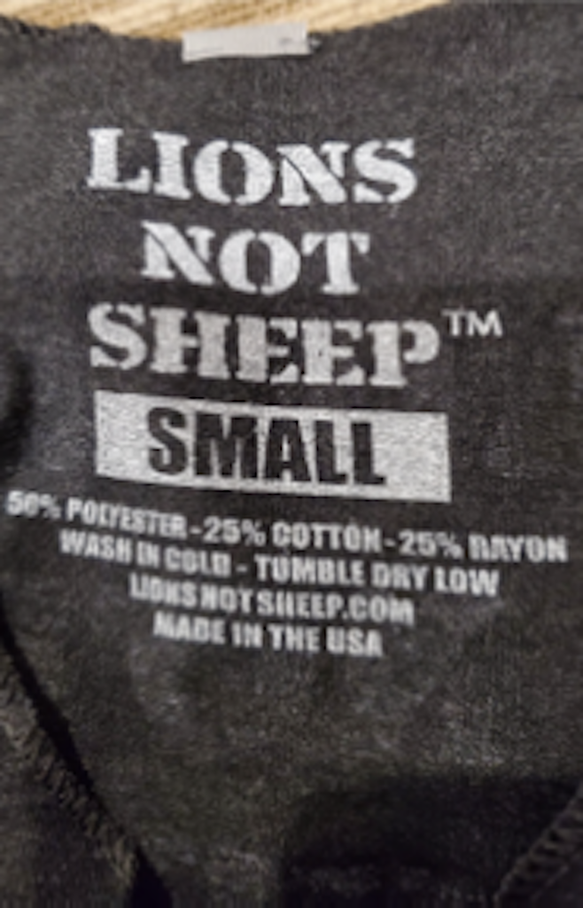 美國挺川普服飾品牌「Lions Not Sheep」因竄改標籤，遭當局開罰20萬美元。 圖：擷取自FTC網頁