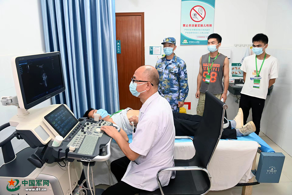 中國江西省近期展開大學畢業生秋季徵兵體檢。