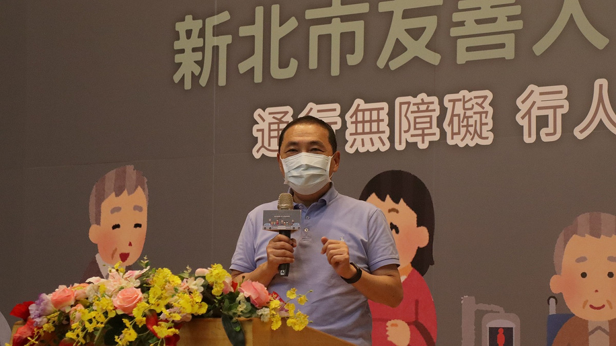 新北市長侯友宜今(8)日出席「2022新北市友善人行環境」論壇，並受邀致詞時強調，建構優質的人行環境，不但是努力目標也是責任，希望一同建立人本交通，同時也祝福各位來賓父親節快樂。 圖：新北市工務局提供