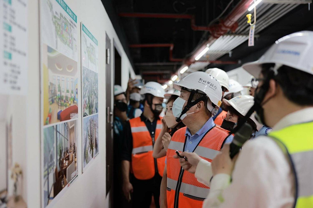 侯友宜於走廊聽取工程說明。 圖：新北市城鄉局提供
