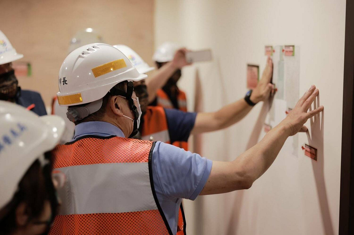 侯友宜視察工法展示間。 圖：新北市城鄉局提供