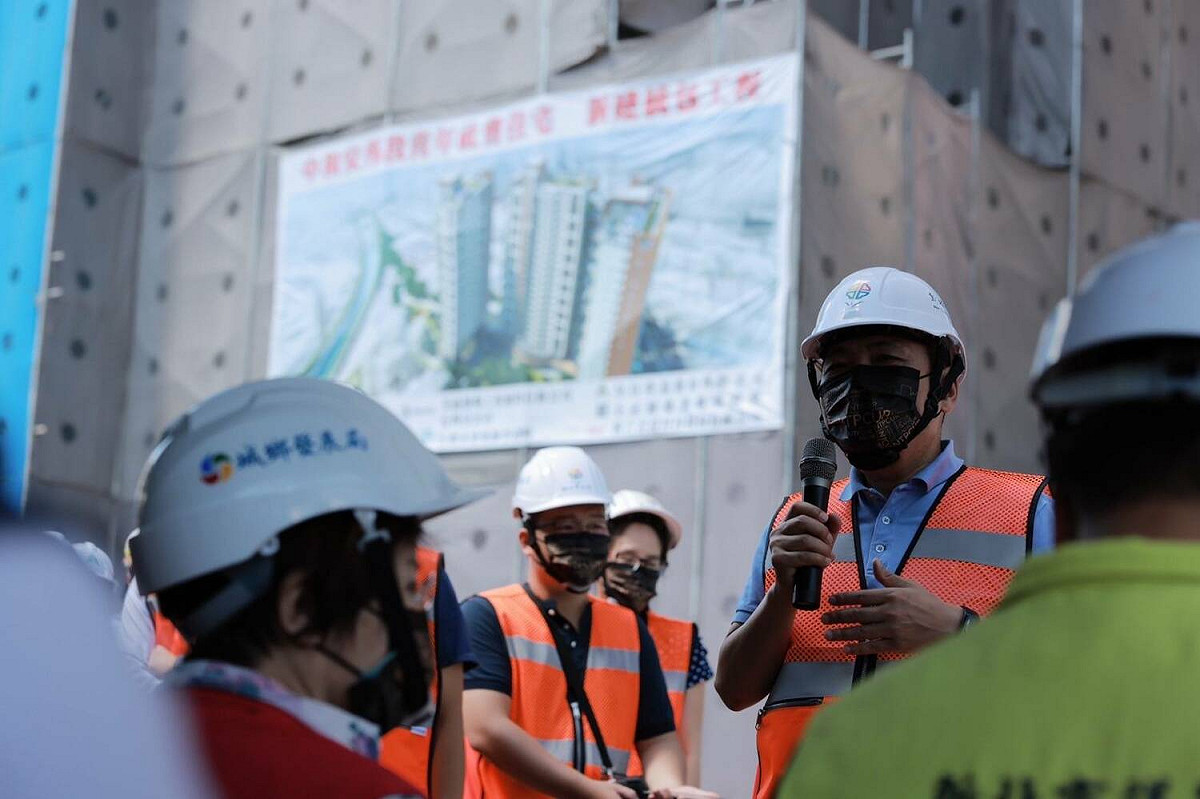 侯友宜勉勵工程團隊。 圖：新北市城鄉局提供