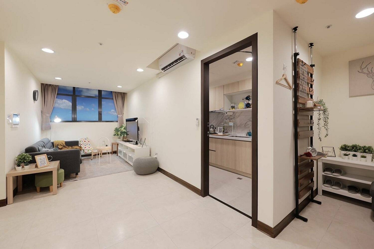 侯友宜視察樣品屋（客廳+玄關）。 圖：新北市城鄉局提供
