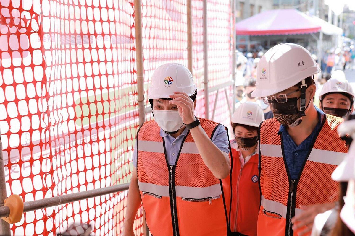 新北市長侯友宜與黃國峰進入工地視察。 圖：新北市城鄉局提供