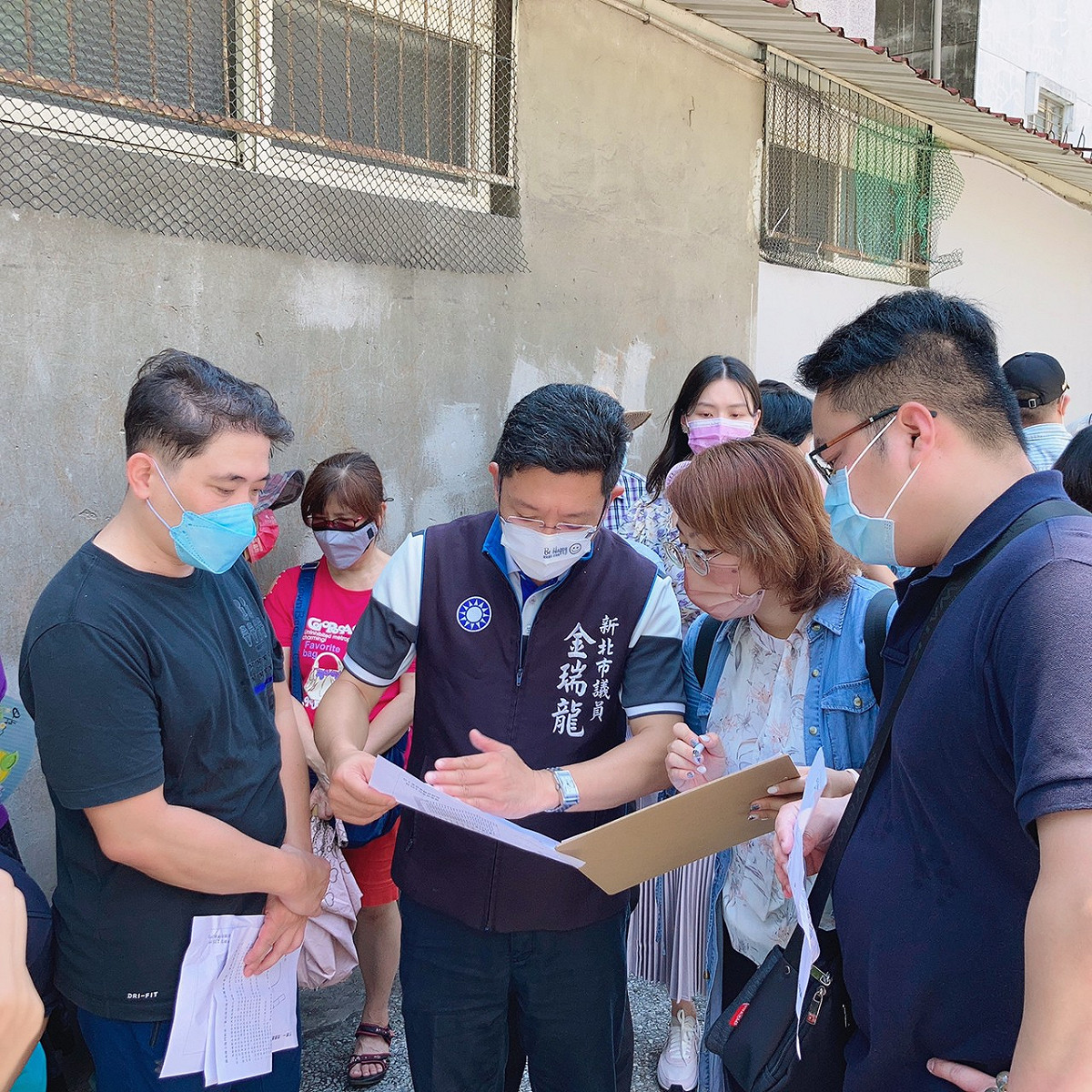 新北市議員金瑞龍邀相關單位會勘要求廣設機車停車格。 圖：金瑞龍服務處提供
