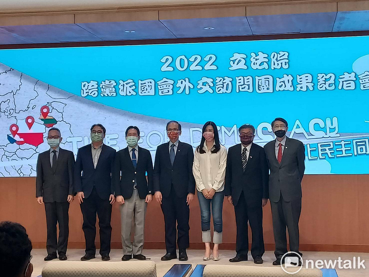 立法院跨黨派國會外交訪問團今天在立法院召開記者會，說明出訪6大成果。 圖：陳佩君／攝