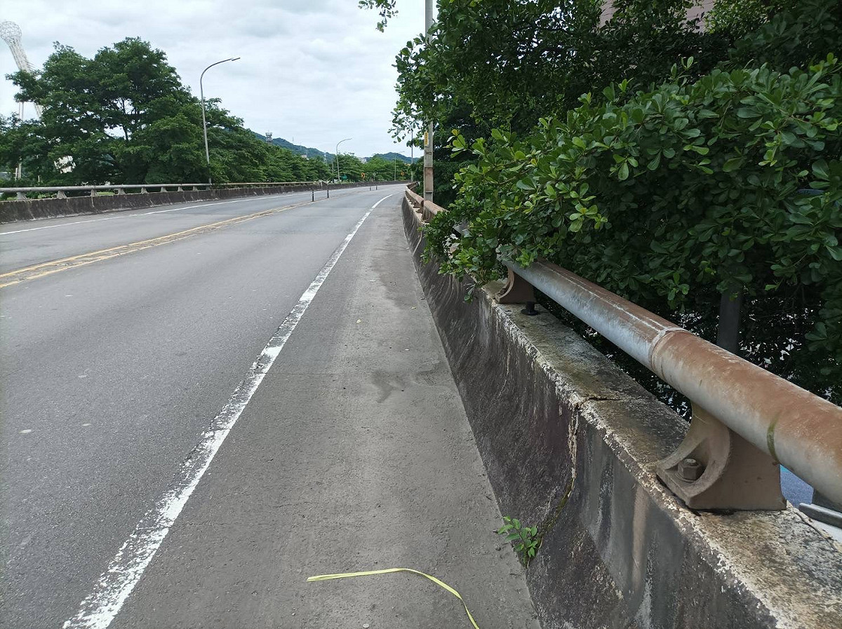 為改善汐止貨櫃聯絡道行車安全及提升建成路兒童公園休憩品質，市府將於8月10日至10月10日夜間進行中央分隔島及施作隔音牆工程。 圖：新北市工務局提供