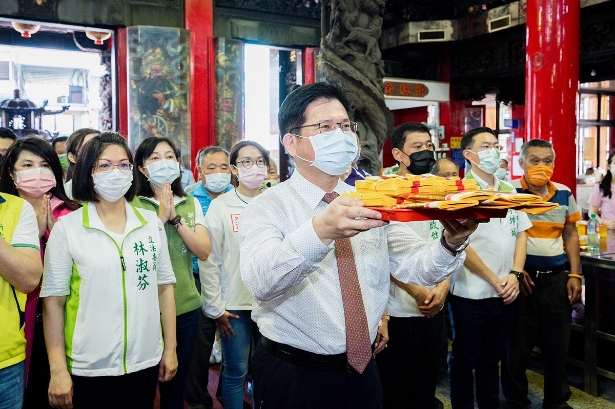 民進黨新北 12 個立委選區的輔選林佳龍行程在今天展開，首站由三重、蘆洲立委林淑芬陪同，前往蘆洲信仰中心保和宮及湧蓮寺參香祈福。 圖：林佳龍競選總部提供