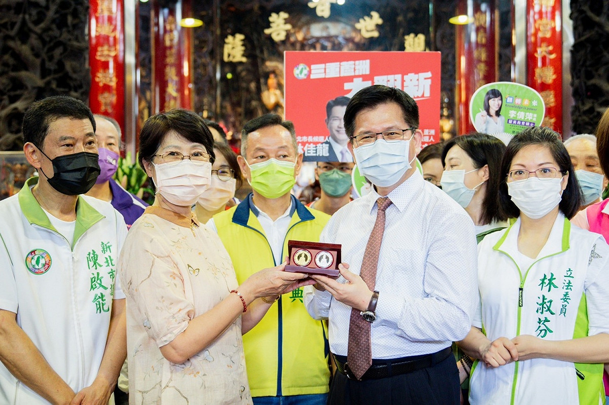 民進黨新北 12 個立委選區的輔選林佳龍行程在今天展開，首站由三重、蘆洲立委林淑芬陪同，前往蘆洲信仰中心保和宮及湧蓮寺參香祈福。 圖：林佳龍競選總部提供