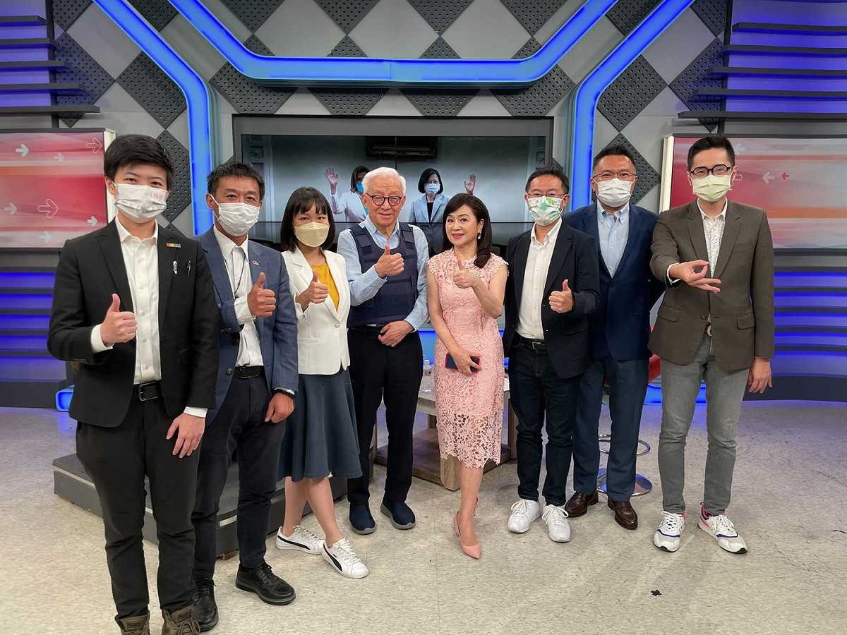 曹興誠（左四）8日上新聞台政論節目受訪，竟是穿著防彈背心進棚。 圖：翻攝周玉蔻臉書