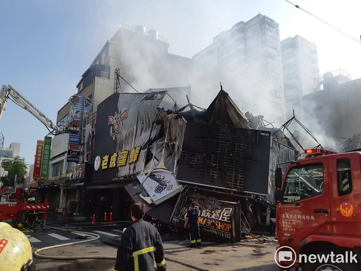 嘉義市文化路夜市今天凌晨發生火警，到今天上午消防局仍在進行殘火處理。 圖：蔡坤龍/攝
