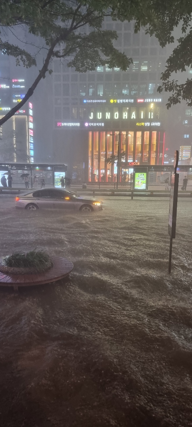 南韓首爾8日晚間降下暴雨。 圖：擷取自韓國先鋒報推特