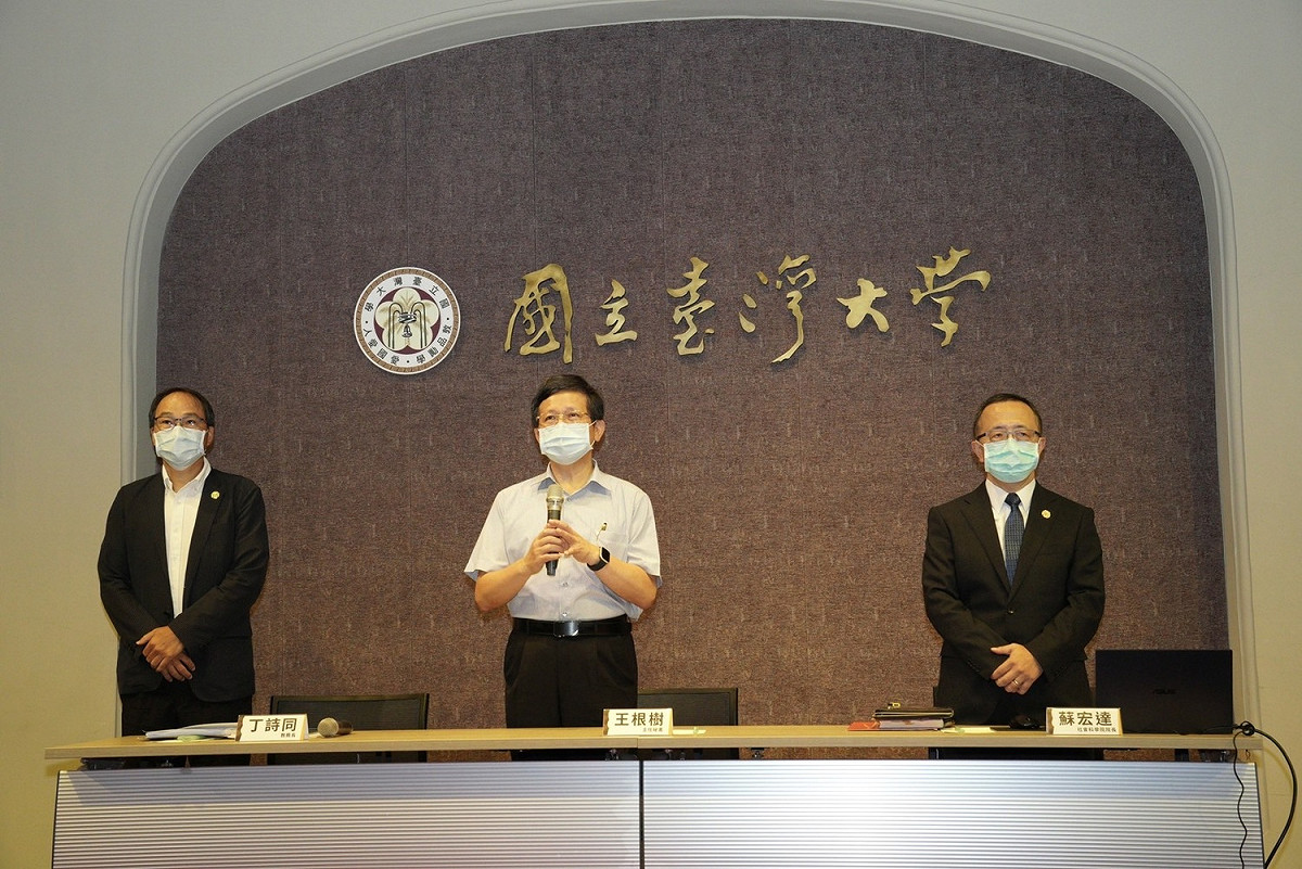 國立台灣大學日前公開說明，林智堅論文涉及抄襲且情節嚴重，撤銷其碩士學位。圖左至右分別是教務長丁詩同、主任秘書王根樹以及社科院院長蘇宏達。