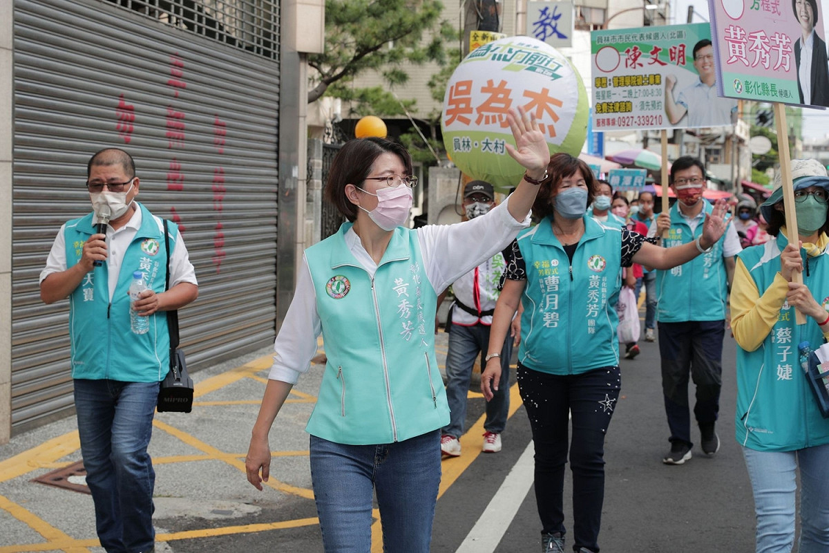 民進黨彰化縣長參選人黃秀芳到員林市華成市場掃街拜票。 黃秀芳競選總部/提供